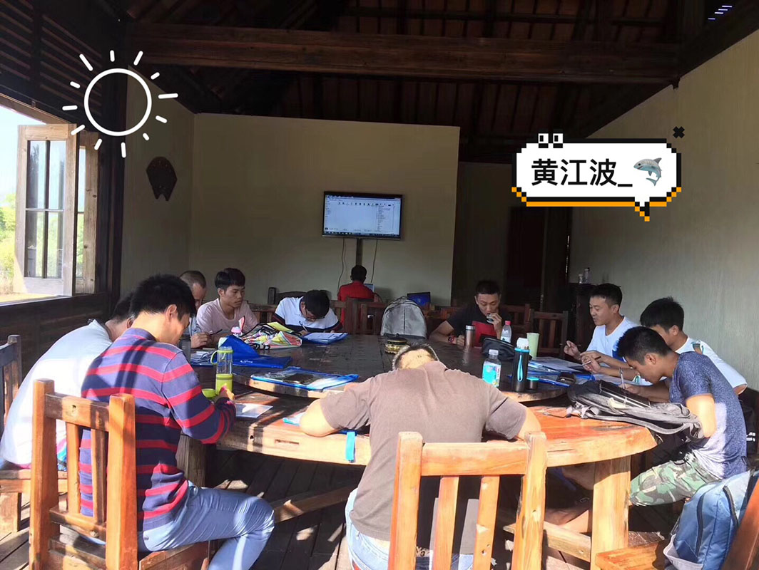 除了俯瞰大地的飛翔，還有潛入海底的翱翔。